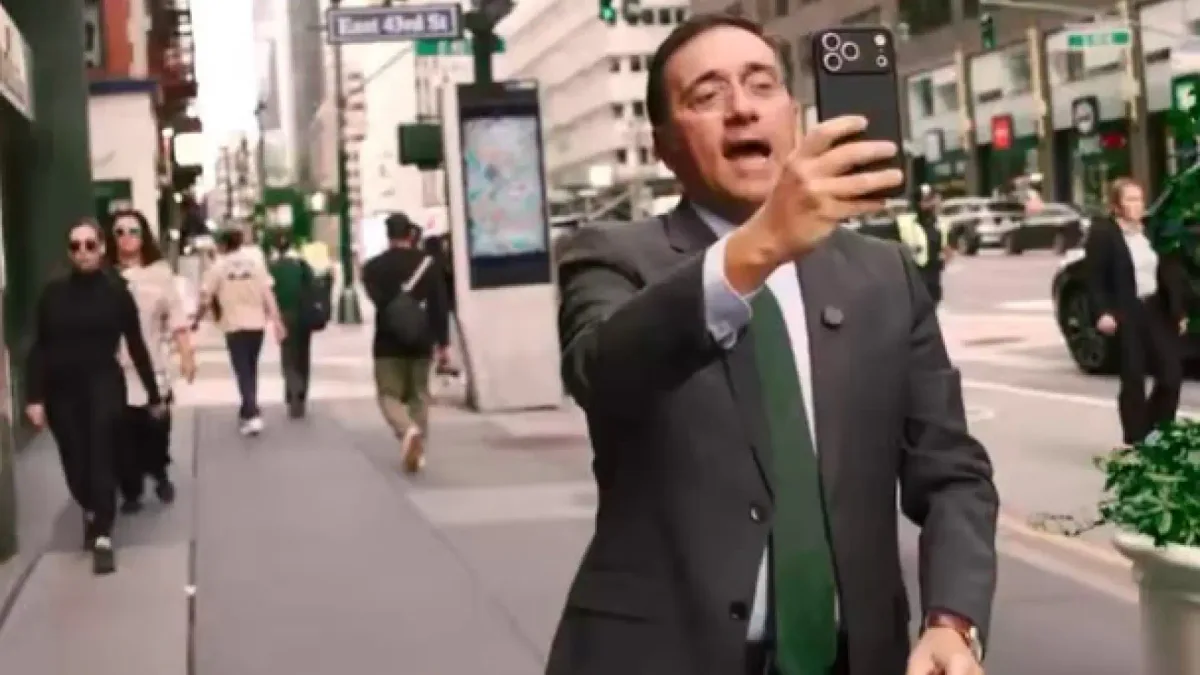 Albares muestra su perfil 'influencer' grabándose un 'vídeoselfie' en las calles de Manhattan: "Acabo de llegar a Nueva York..."