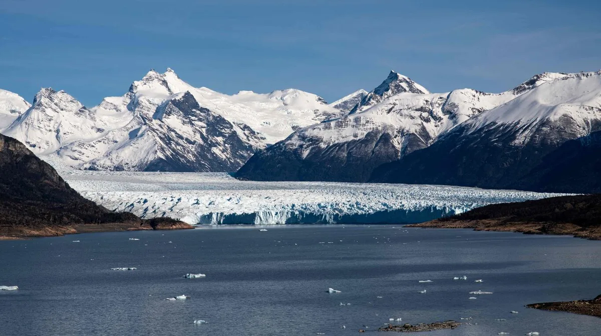 Parece Islandia, pero está en Argentina: el paisaje de hielo, montañas y lagos que parece de otro mundo
