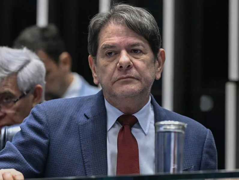 Cid Gomes propõe novo piso para engenheiros, arquitetos e veterinários