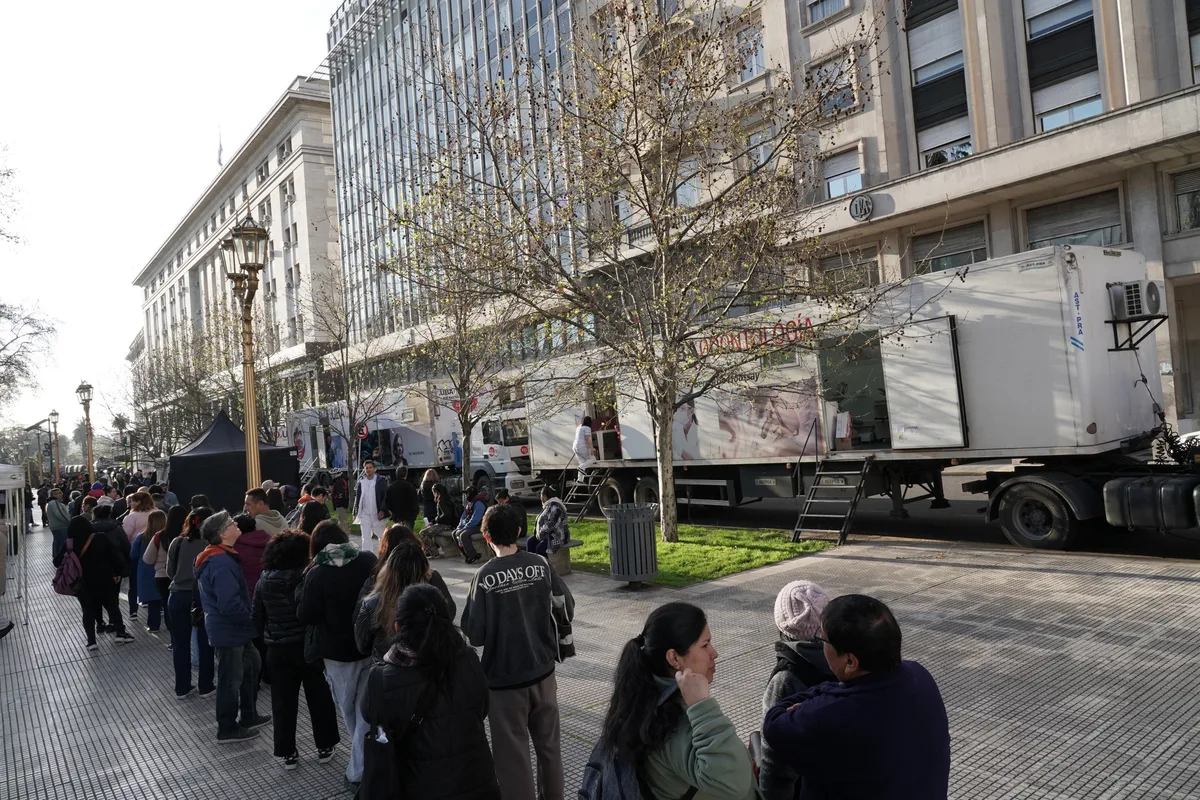 Protesta universitaria, en vivo: arrancó la atención sanitaria de la UBA en Plaza de Mayo