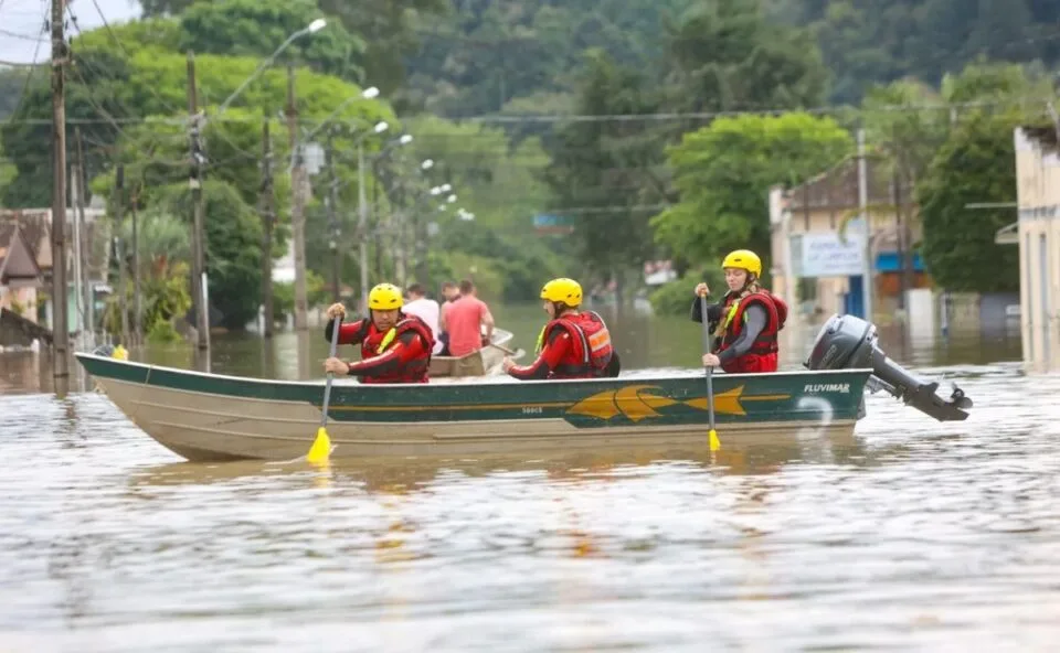 Grave risco de chuva extrema avança sobre o Sul do Brasil e com forte incidência no Paraná