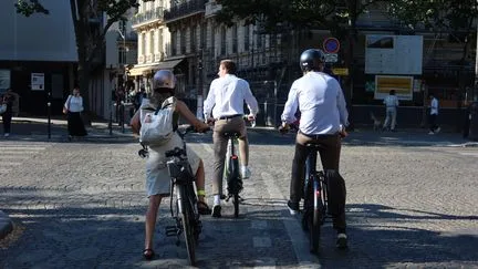 Après les trottinettes électriques, le casque sera-t-il bientôt obligatoire pour tous à vélo ?