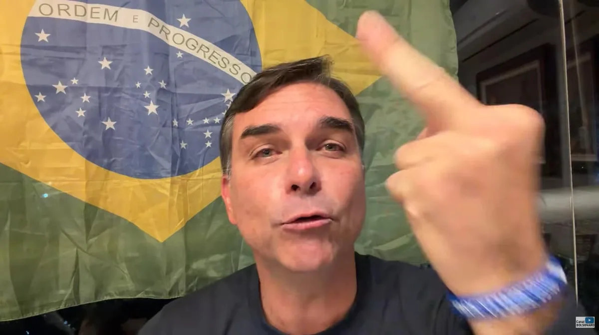 Flávio Bolsonaro: mentira sobre diploma da UFRJ foi propagada em honrarias propostas por aliados