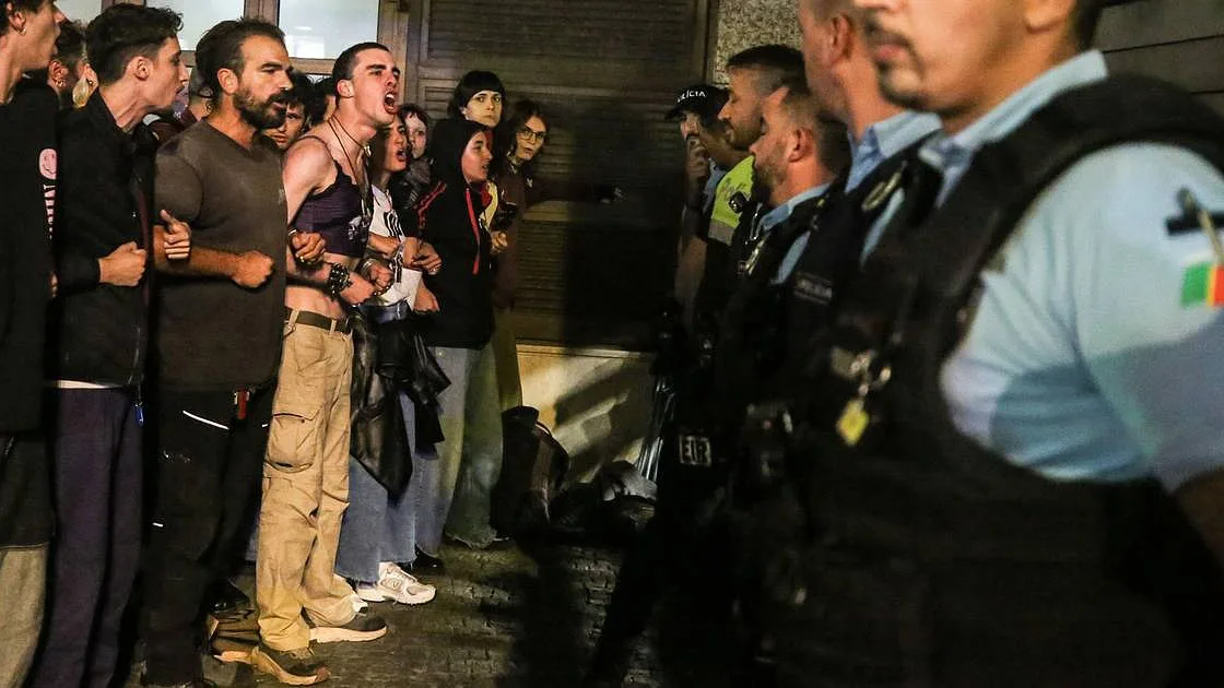 Madrugada de tensão no Porto: polícia retira tendas de protesto pela habitação