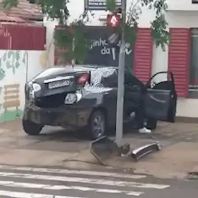 Corolla fica com traseira destruída após colisão em corredor de ônibus na cidade