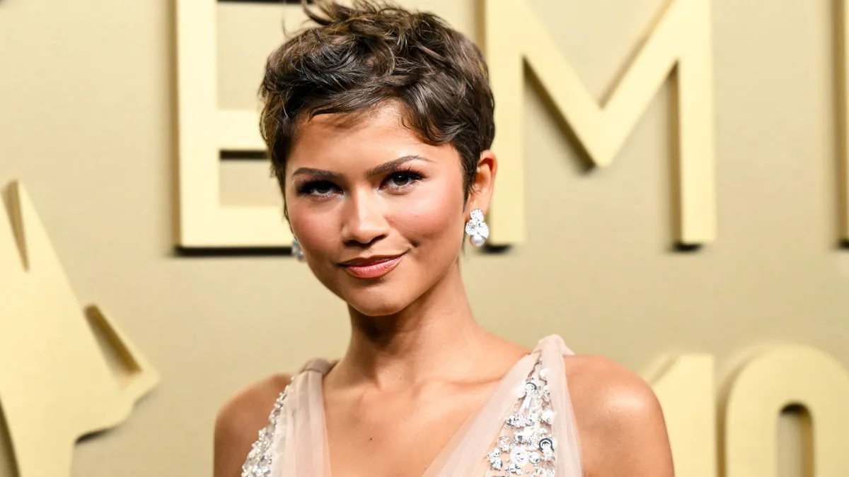 Zendaya sorprende en los Premios Emmy con el icónico pelo corto que Halle Berry llevaba en 2002: "El pixie se puede adaptar a muchas formas de la cara"