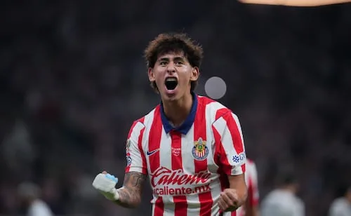 Chivas derrota a Pumas con doblete de Santiago Sandoval y es el nuevo líder del Apertura 2026