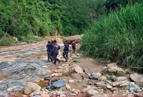 Hallaron un cuerpo en el Guaire durante la búsqueda de dos jóvenes arrastrados por un río en Sucre