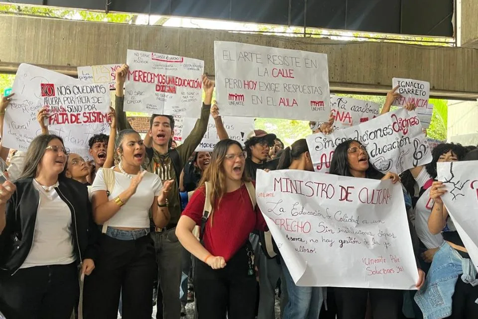 Estudiantes de Unearte protestan por «estado de ruina» de la universidad y piden soluciones