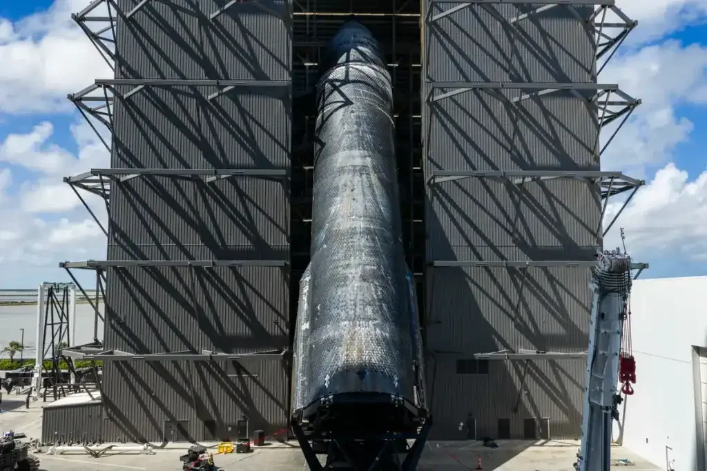 Starship da SpaceX volta à base após sobreviver ao pouso no mar