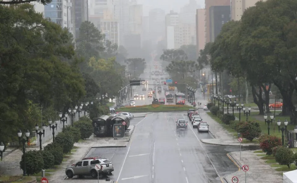 Alerta de tempestade coloca todas as cidades do Paraná em perigo durante feriado de Nossa Senhora Aparecida