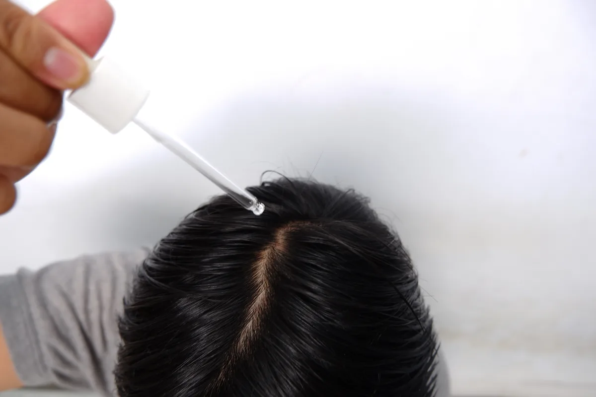 Anvisa proíbe xampu, tônico de crescimento capilar, parafina bronzeadora e mais cosméticos sem registro