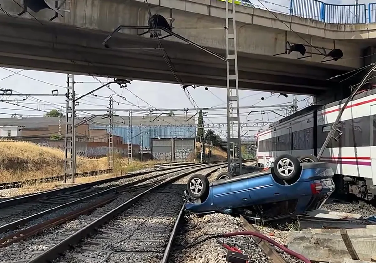Un coche cae desde un puente a las vías de la estación de Cercanías de Fuenlabrada