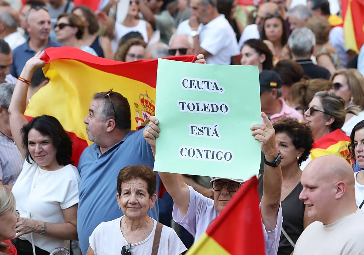 Toledo se vuelca con Ceuta: lleno histórico en la plaza del Ayuntamiento