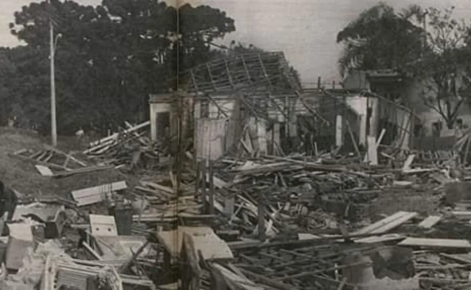 Explosão de caminhão com 1,5 tonelada de dinamite abriu cratera e deixou mortos e 80 feridos em Curitiba há 50 anos