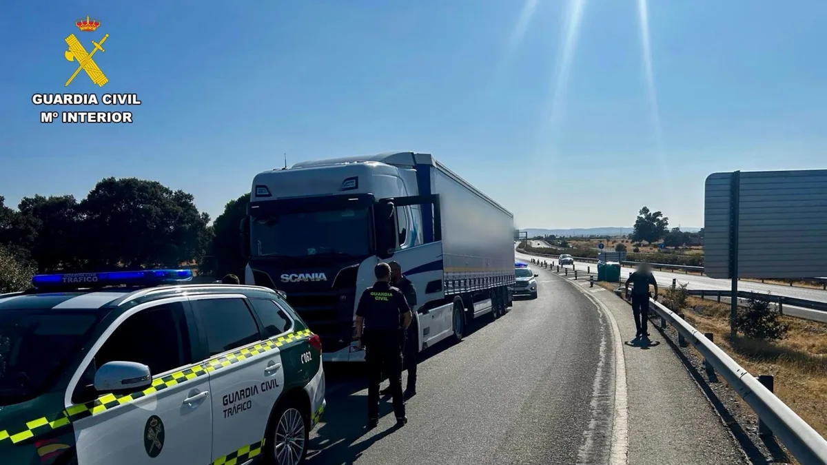 Roba un camión y se pone con él a 150 km/h hasta que la Guardia Civil lo detiene