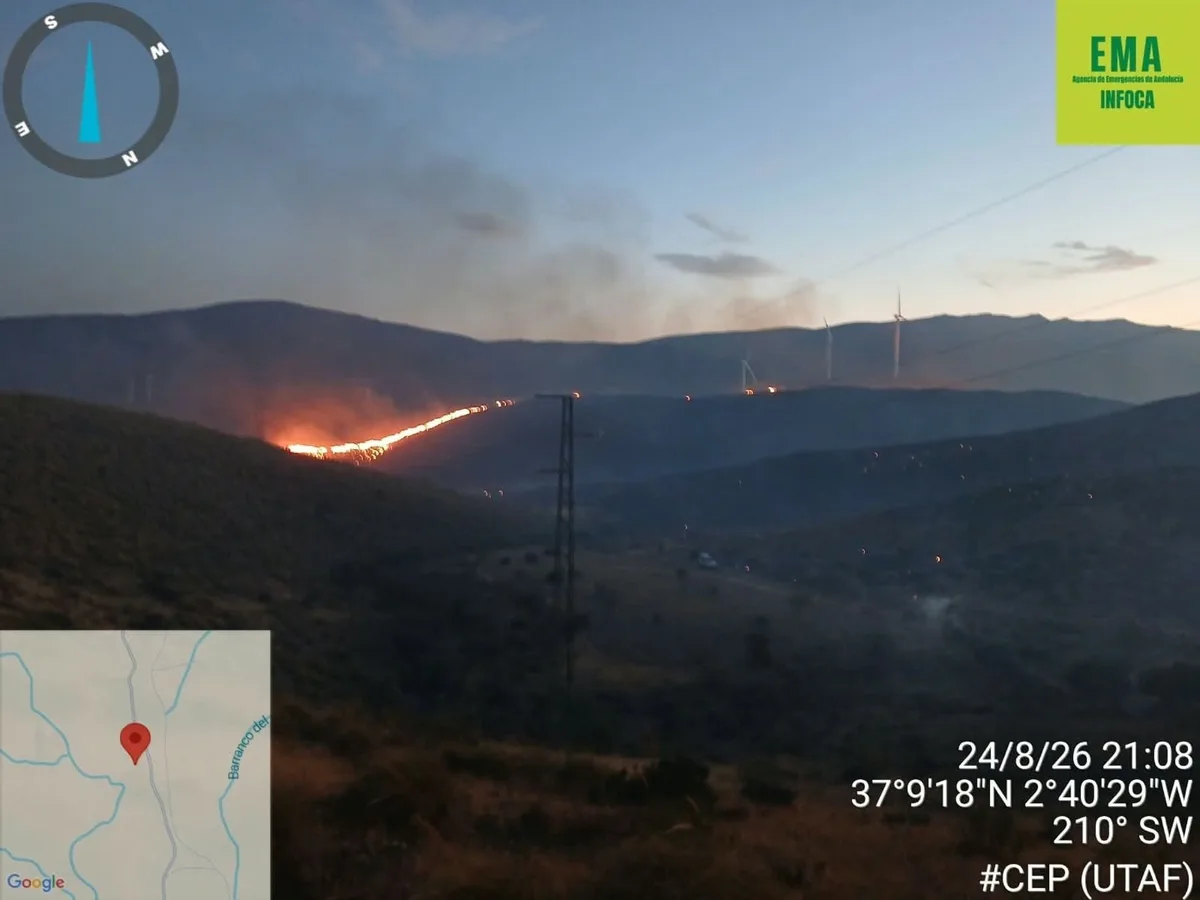 Evolución "favorable" del incendio de Las Tres Villas y se recupera el tráfico ferroviario