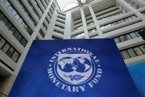 FMI eleva projeção de crescimento global para 3,1% em 2026, mas alerta para riscos