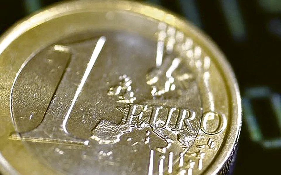 Euro ultrapassa 1,17 dólares e atinge máximo de três meses