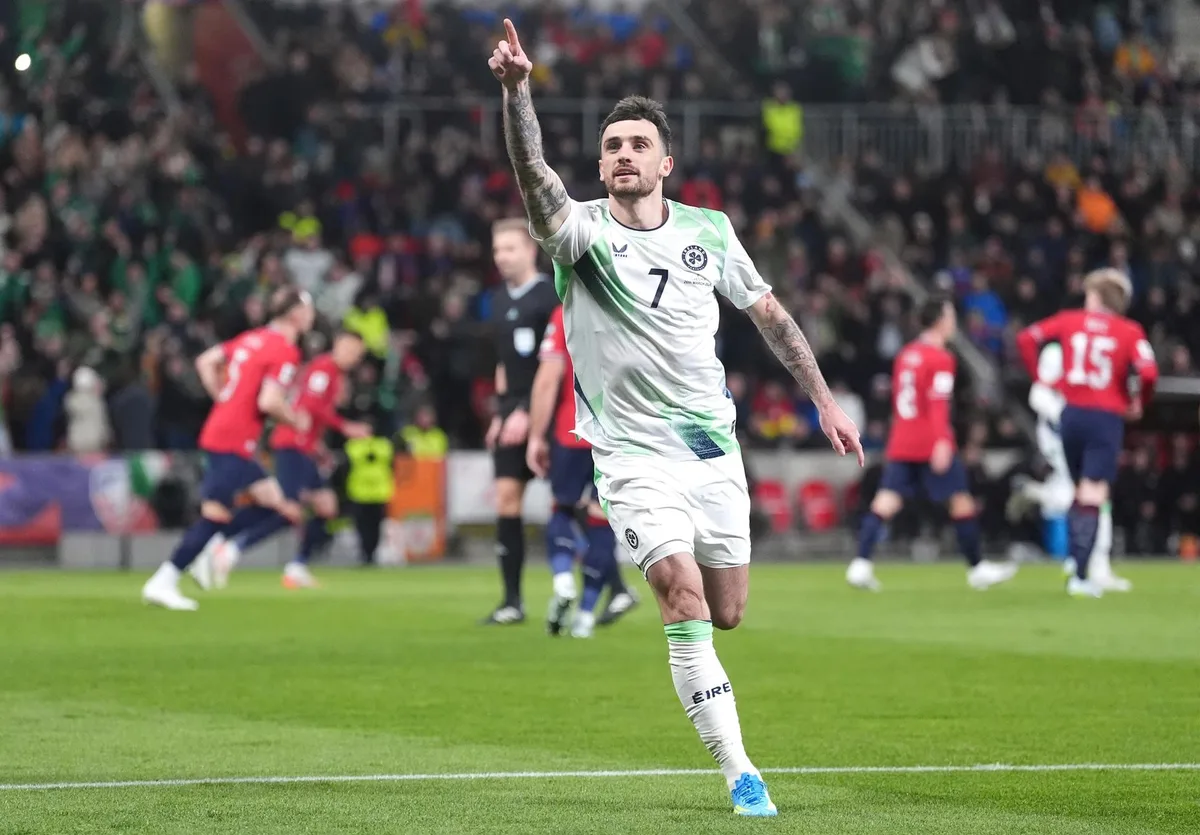 El delantero irlandés Troy Parrott ficha por el Real Betis hasta 2031