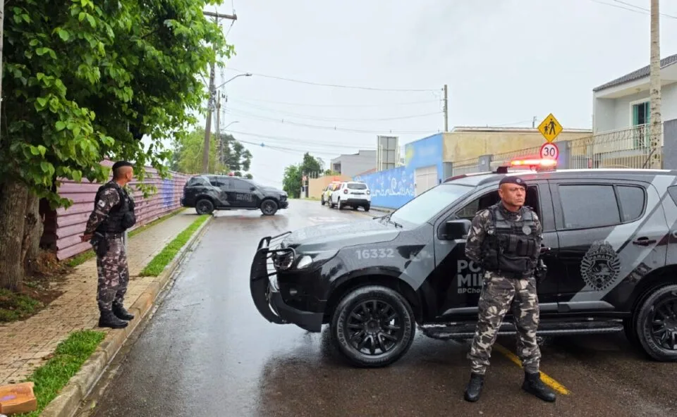 “Não temos ideia do que está acontecendo”: tia relata tensão enquanto polícia negocia com homem que invadiu CMEI em Curitiba