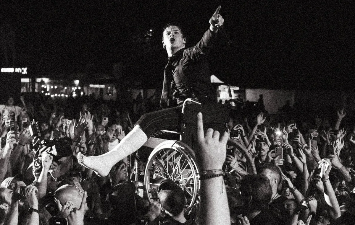 Watch Yungblud crowdsurf in a wheelchair after breaking his leg