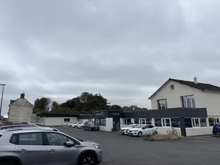 « La balle a traversé une vitre et une porte » : à Bayeux, les locaux d’un service social visés par un tir