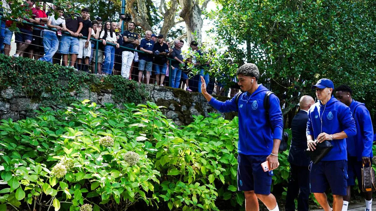 Centenas de adeptos do FC Porto não conseguem entrar no Fontelo
