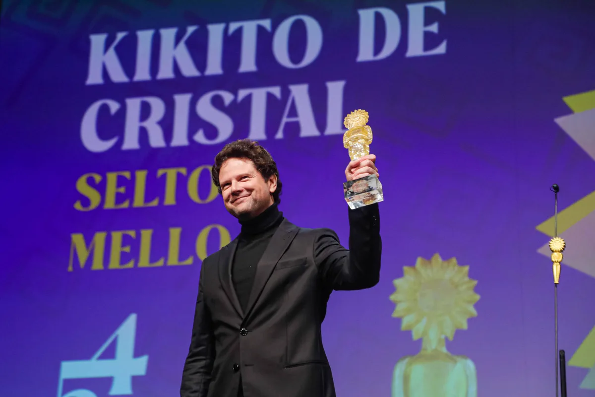 Selton Mello se emociona ao receber prêmio no Festival de Gramado