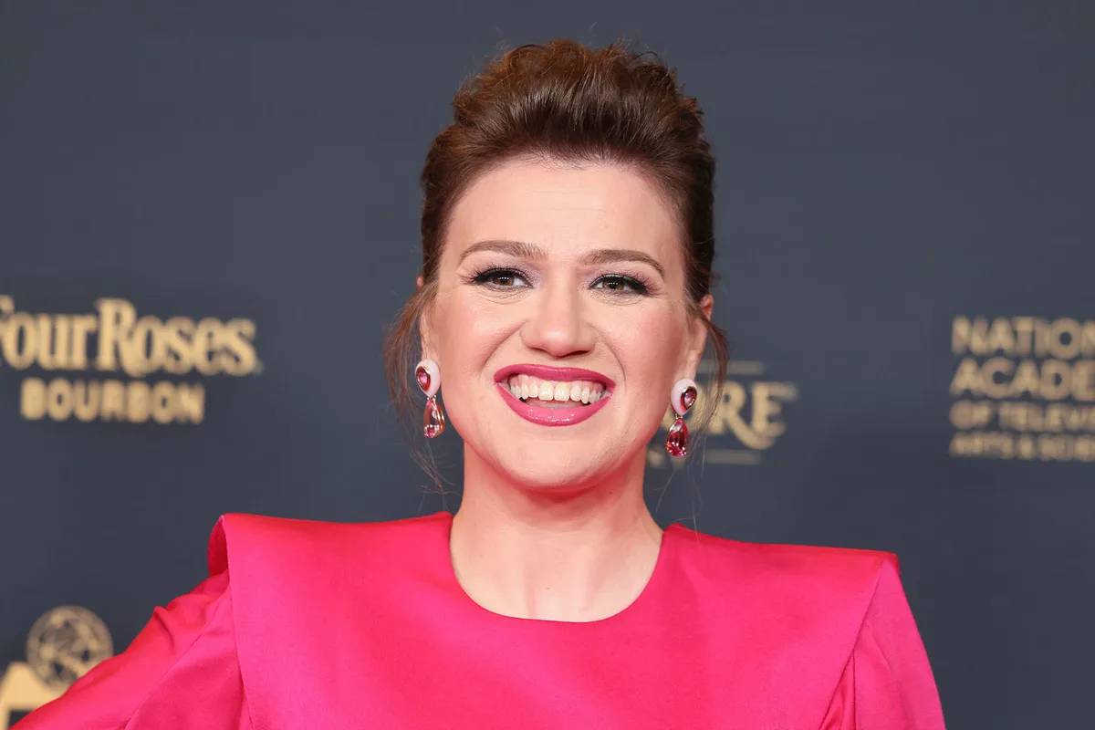 Kelly Clarkson says a Brooklyn store snubbed her. The shop says the item she wanted wasn’t for sale.