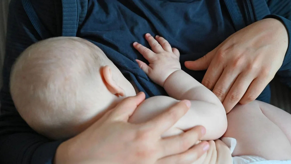 Vom Kindbett in den Gerichtssaal: Anwältin stillt Baby mitten im Prozess. Manche irritiert das