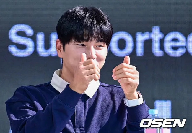 [사진]관객들에게 엄지척 전하는 이이경