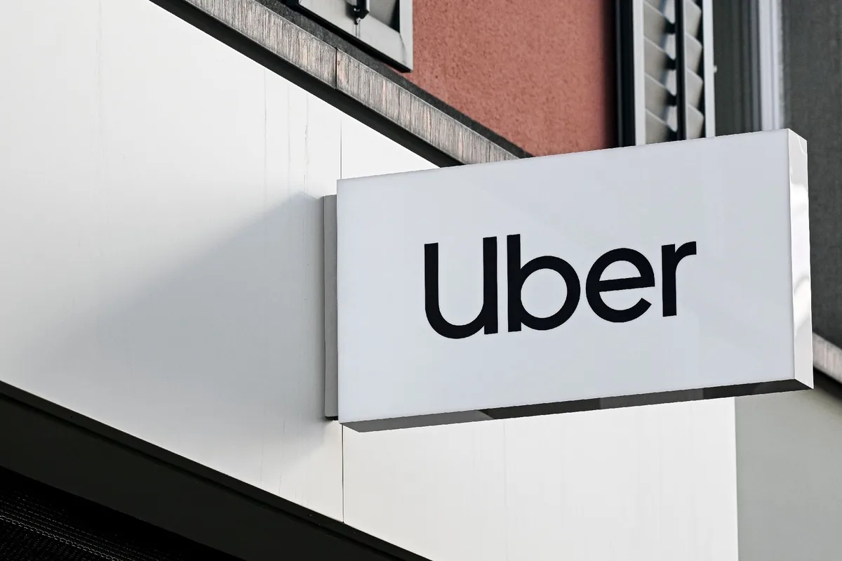 Uber annonce supprimer 10 % de ses effectifs et investir dans les robots-taxis