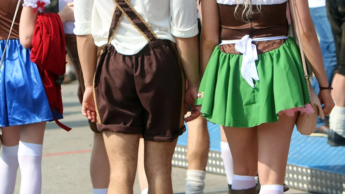 Trachten-Designerin erklärt - Die peinlichsten Lederhosen auf dem Oktoberfest