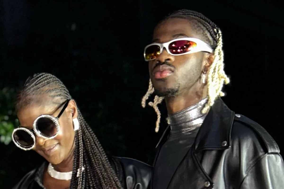 Mãe de Lil Nas X morre um ano após internação do cantor
