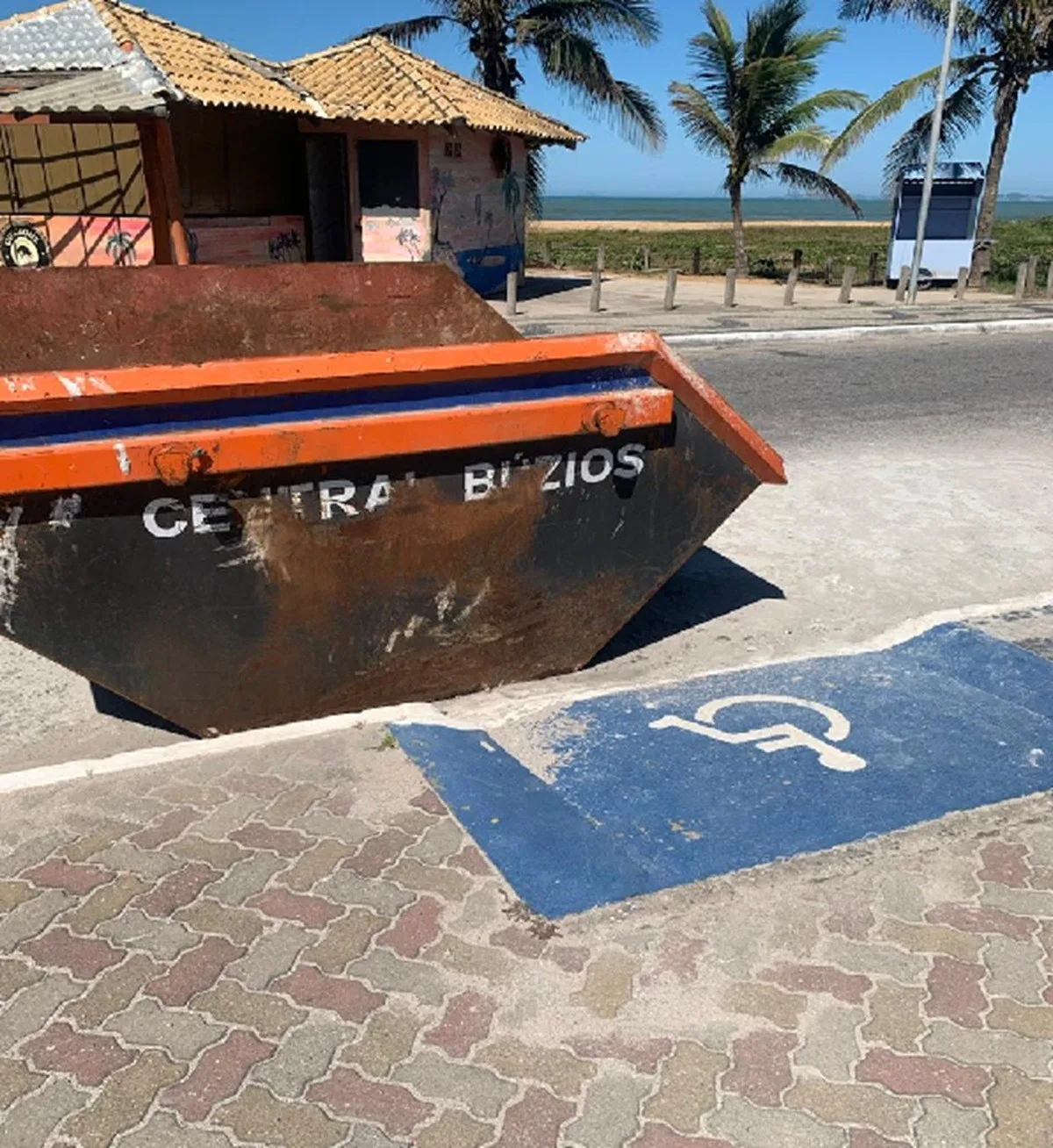 Caçamba bloqueia rampa de acessibilidade em frente a posto de saúde em Cabo Frio