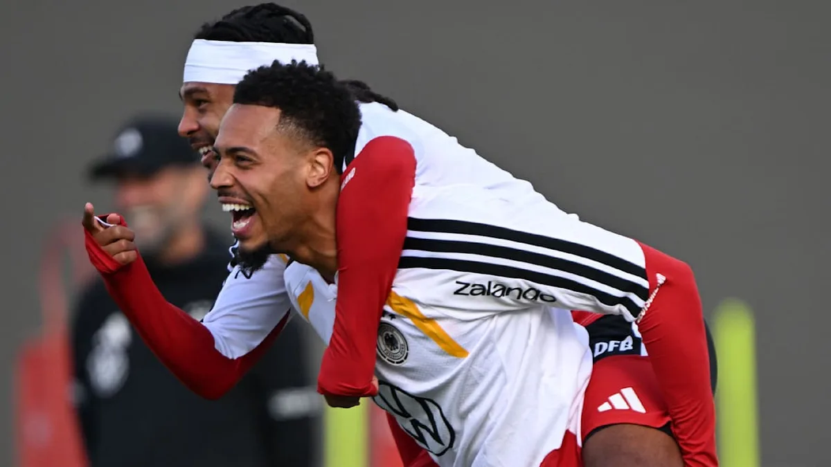 Und was beim Bundestrainer auffiel! - Huckepack-Spaß im ersten Klopp-Training