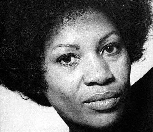 Aos 39 anos, ela ainda lançava seu primeiro livro. Vinte anos depois, seria a primeira mulher negra a conquistar um Nobel de Literatura
