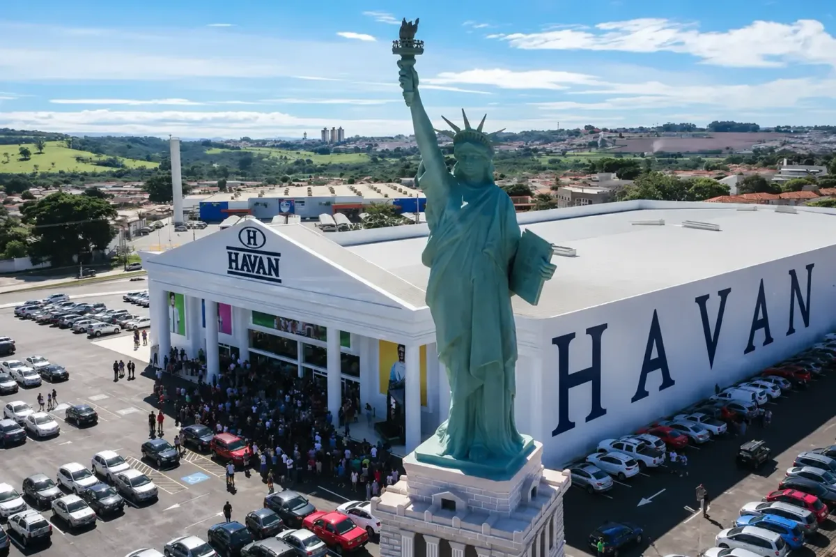 Estátua da Liberdade de 8 toneladas chega à loja da Havan em Caldas Novas