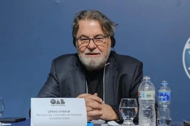 Caso de Flávio Bolsonaro é mais grave do que o de Alexandre de Moraes, diz Lenio Streck