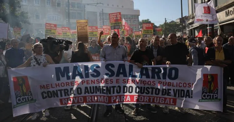 Dezenas de pessoas já reunidas para manifestação no Porto