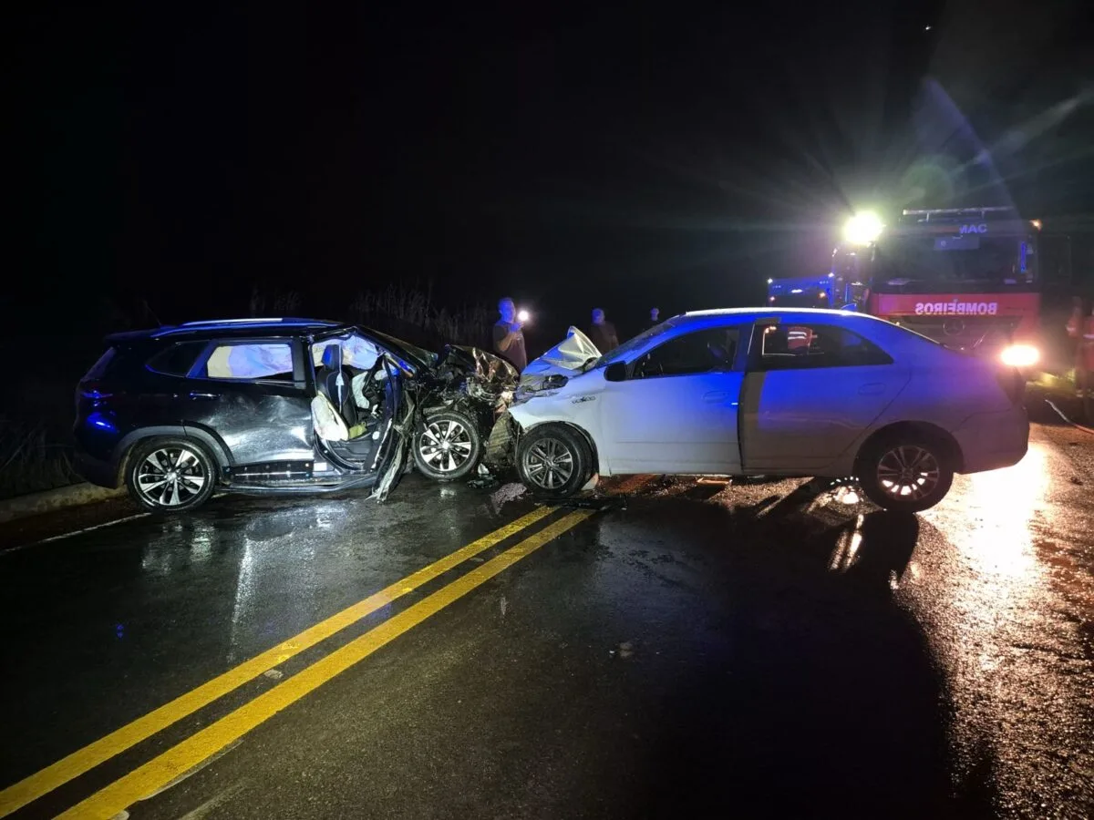 Colisão frontal entre dois carros deixa seis pessoas feridas na Variante, em Xapuri