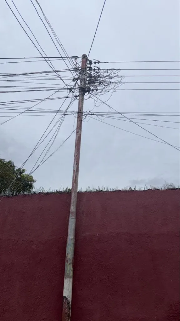 Vecinos de La Laguna en Barrio Las Flores I exigen instalación de sistema eléctrico