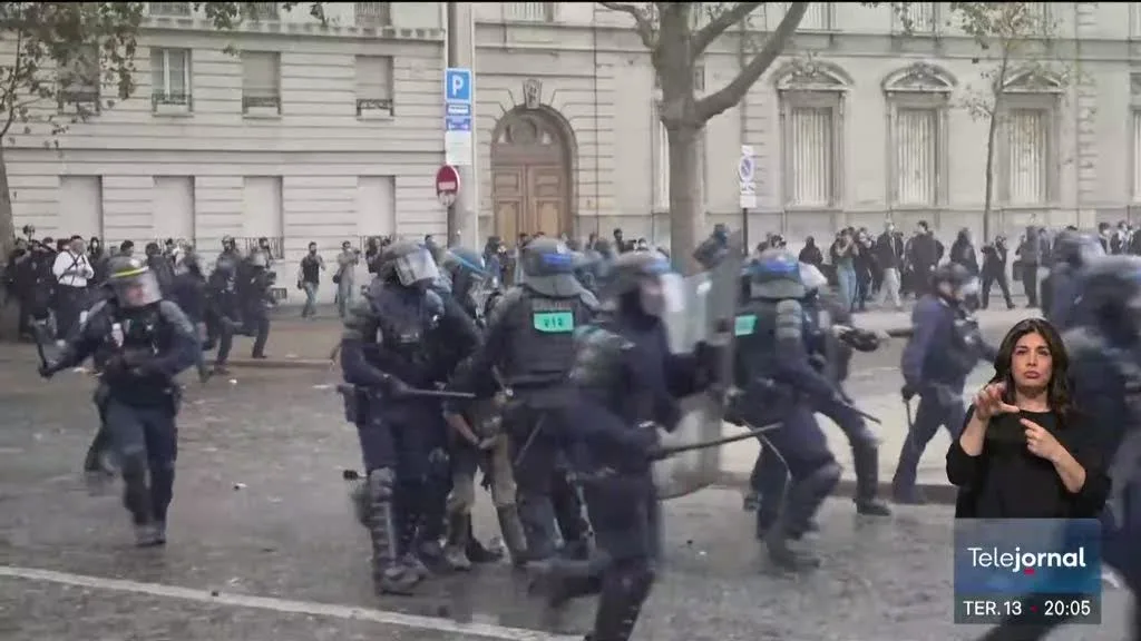 Protestos estudantis em França provocam feridos, detidos e rasto de destruição