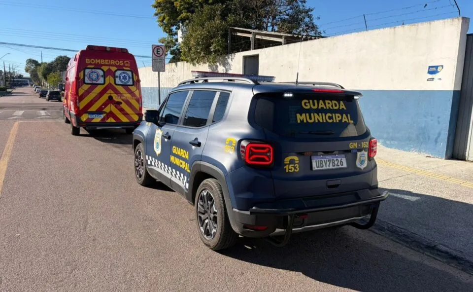 Mulher pede socorro em escola após ter casa invadida e marido da vítima desaparece em São José dos Pinhais: “Ensanguentada”