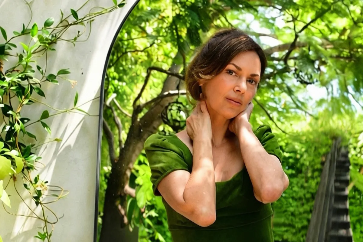 Susanna Hoffs Kept Notes on Her Rock Star Journey. She’s Ready to Tell the Story