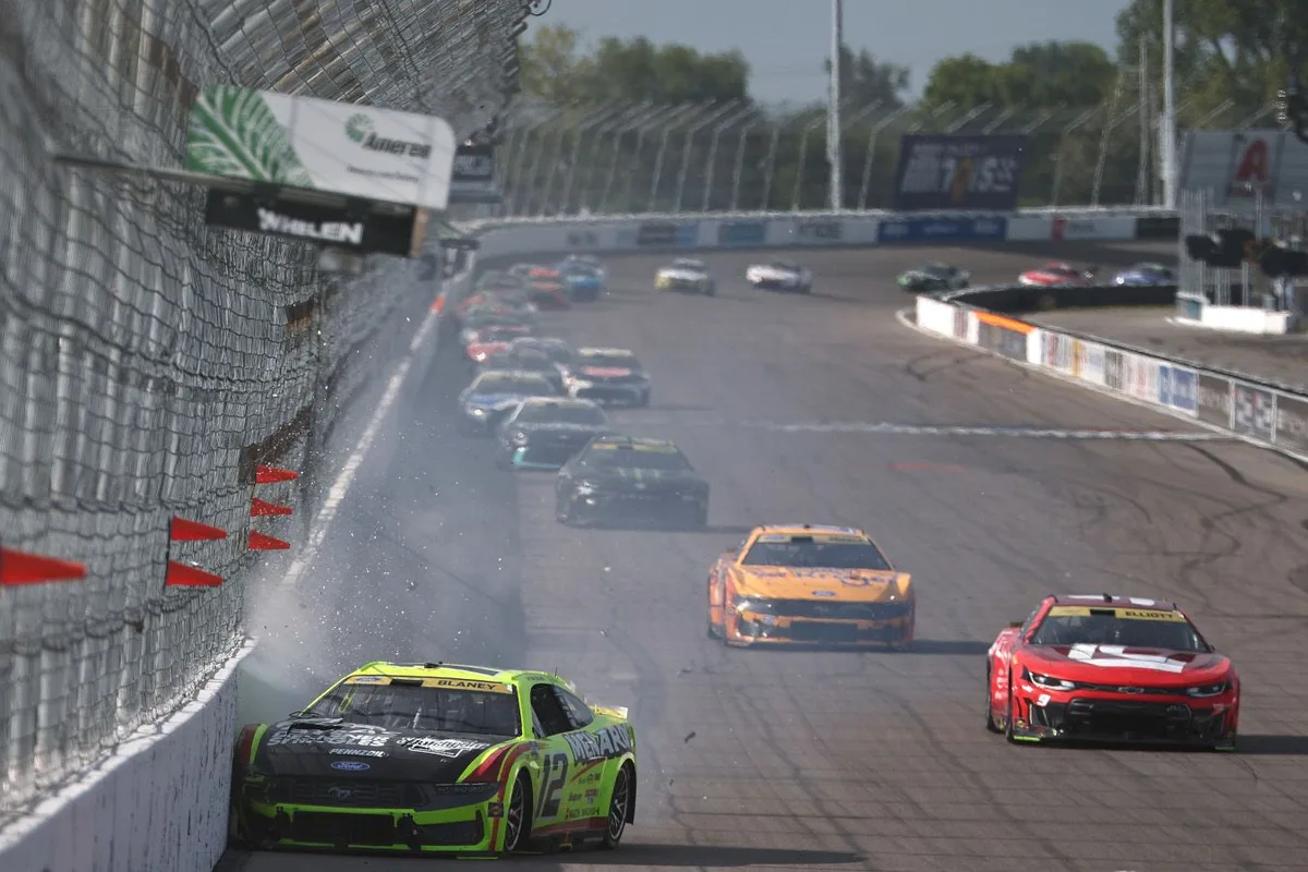 Гонка NASCAR Cup Series в Сент-Луисе 18 раз прерывалась автомобилем безопасности