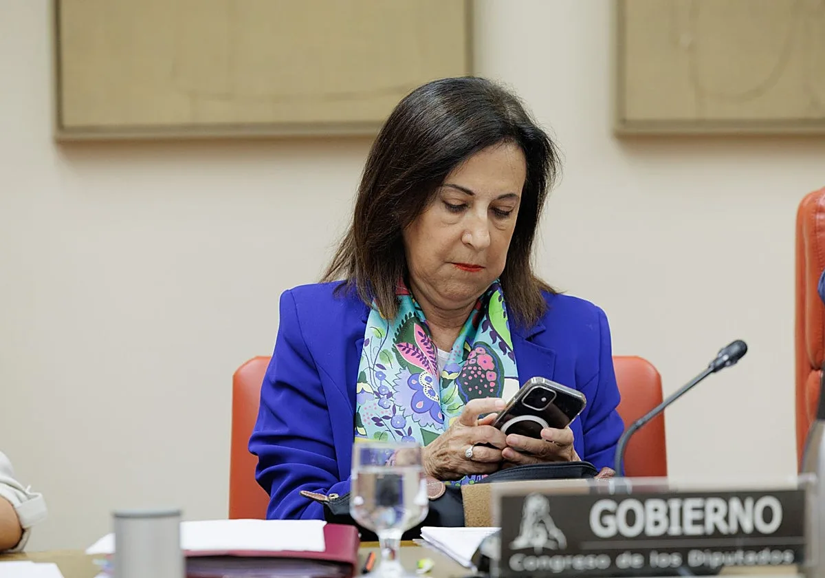 Los críticos a Robles en público evitan pedirle cuentas en privado por Ceuta