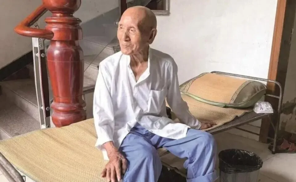 Idoso de 101 anos viraliza ao revelar que bebe Coca-Cola e Sprite todos os dias e come prato inteiro de caranguejos