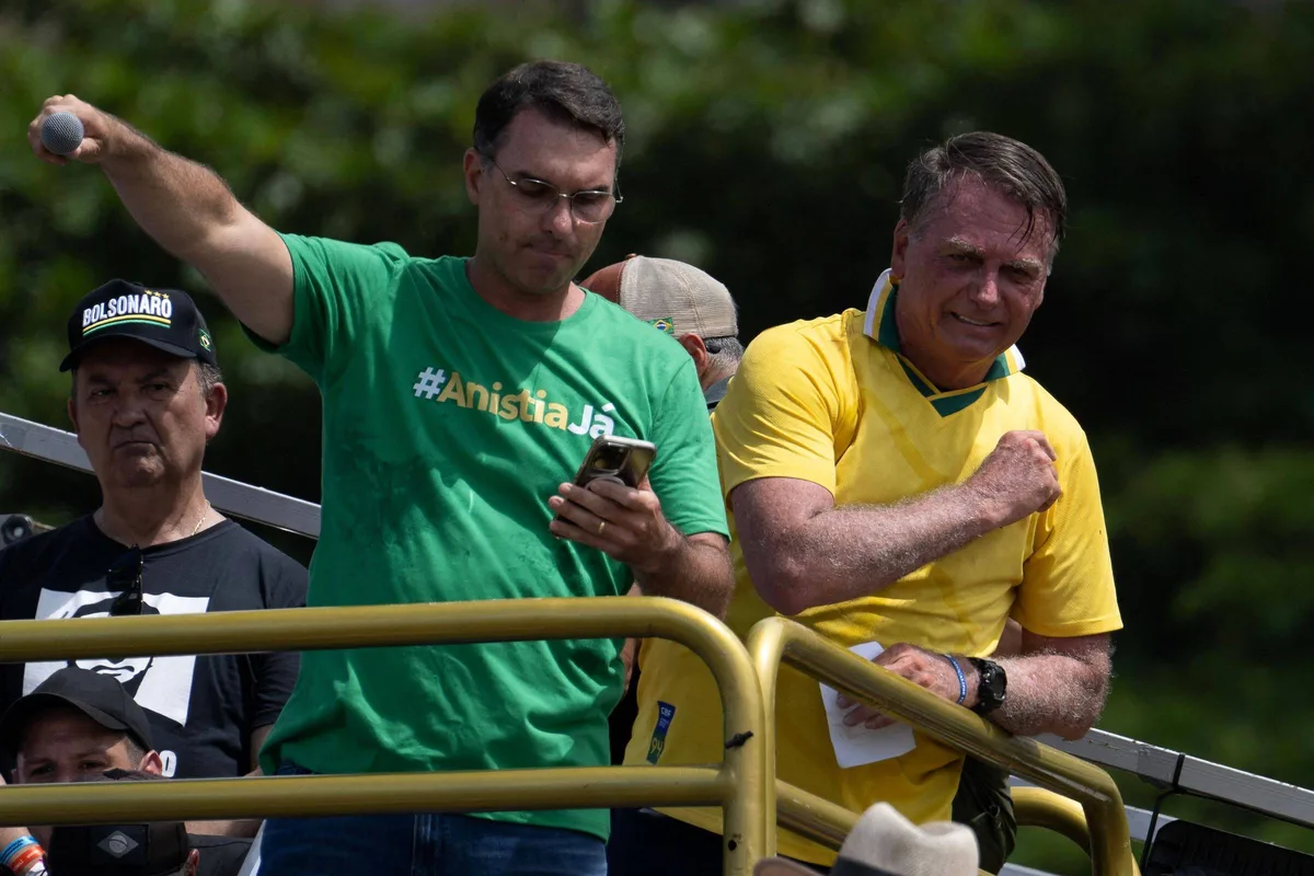 Flávio marca ato em Copacabana e avalia ida a cidade da facada para mobilizar base bolsonarista